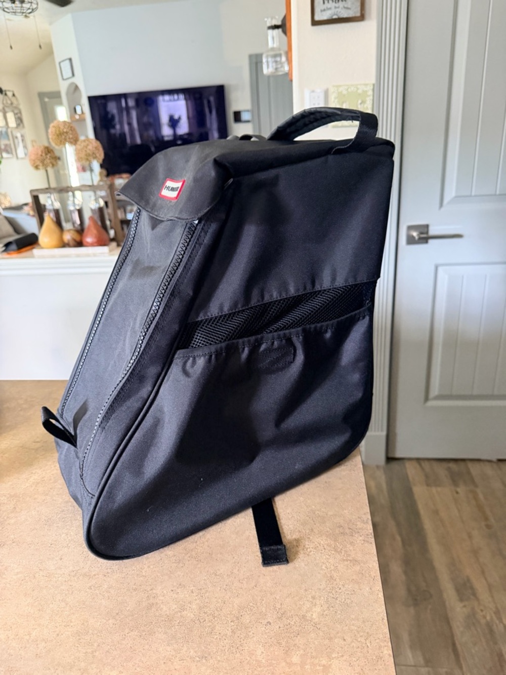Hunter Black Single-Strap Sling Backpack with Logo Patch - Picture 2 of 6
